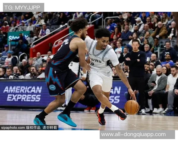 探花埃奇库姆出战33分钟表现低迷仅得10分三分球全失手状态堪忧